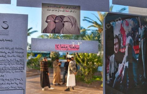 sur les murs des batiments de  l'adminitration occupés par les étudiants à la Faculté des Lettres, des Arts et des Humanités de la Manouba, le sitin des salafistes réclamant une mosquée et le port du Niqab a amené à la fermeture de la faculté pour plus de 8000 étudiants.