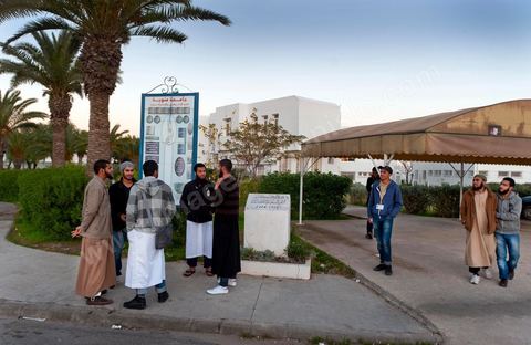 à l'entrée de la Faculté des Lettres, des Arts et des Humanités de la Manouba, le sitin des salafistes réclamant une mosquée et le port du Niqab a amené à la fermeture de la faculté pour plus de 8000 étudiants.
