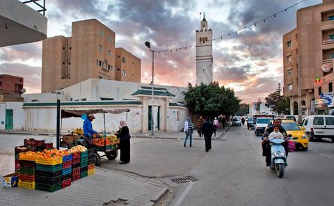 La rue principale de Sidi Bouzid avec un vendeur ambualnt de fruits et légumes qui ont investis depuis l'immolation de Mohamed Bouazizi, vendeur ambulant aussi, les rues de la ville de la révolution.