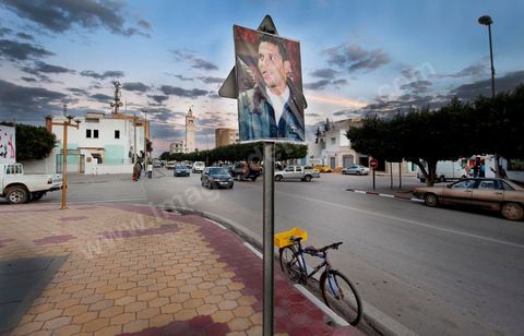 Devant le gouvernorat au centre ville de Sidi Bouzid, les photos commémoratives de Mohamed Bouazizi sont placardées au lieu même où il s'est immolé le 17 décembre 2011.
