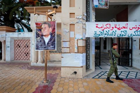 Sur le portail du gouvernorat au centre ville de Sidi Bouzid, les photos commémoratives de Mohamed Bouazizi sont placardées au lieu même où il s'est immolé le 17 décembre 2011.