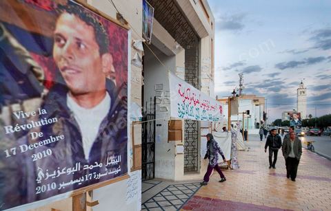 Sur le portail du gouvernorat au centre ville de Sidi Bouzid, les photos commémoratives de Mohamed Bouazizi sont placardées au lieu même où il s'est immolé le 17 décembre 2011.