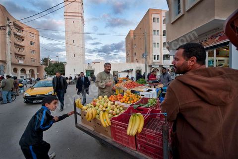 La rue principale de Sidi Bouzid avec des vendeurs ambulants de fruits et légumes qui ont investis depuis l'immolation de Mohamed Bouazizi, vendeur ambulant aussi, les rues de la ville de la révolution.