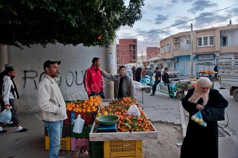 La rue principale de Sidi Bouzid avec des vendeurs ambulants de fruits et légumes qui ont investis depuis l'immolation de Mohamed Bouazizi, vendeur ambulant aussi, les rues de la ville de la révolution.