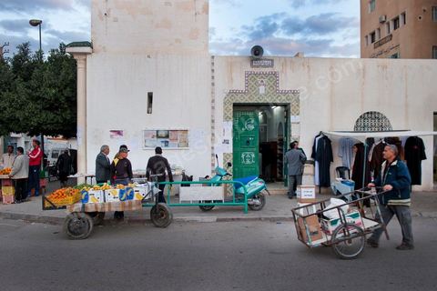 La rue principale de Sidi Bouzid avec des vendeurs ambulants de fruits et légumes qui ont investis depuis l'immolation de Mohamed Bouazizi, vendeur ambulant aussi, les rues de la ville de la révolution.