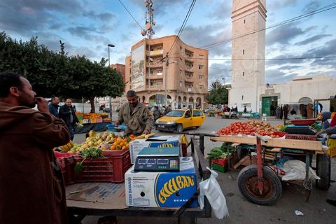 La rue principale de Sidi Bouzid avec des vendeurs ambulants de fruits et légumes qui ont investis depuis l'immolation de Mohamed Bouazizi, vendeur ambulant aussi, les rues de la ville de la révolution.