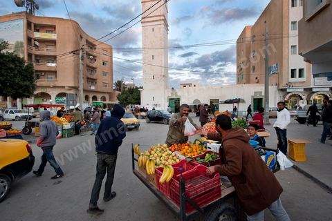 Sur le portail du gouvernorat au centre ville de Sidi Bouzid, les photos commémoratives de Mohamed Bouazizi sont placardées au lieu même où il s'est immolé le 17 décembre 2011.