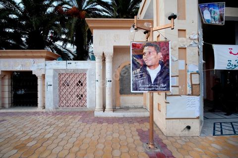 Sur le portail du gouvernorat au centre ville de Sidi Bouzid, les photos commémoratives de Mohamed Bouazizi sont placardées au lieu même où il s'est immolé le 17 décembre 2011.