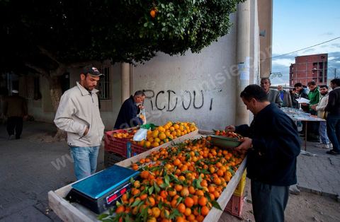 Sur le portail du gouvernorat au centre ville de Sidi Bouzid, les photos commémoratives de Mohamed Bouazizi sont placardées au lieu même où il s'est immolé le 17 décembre 2011.