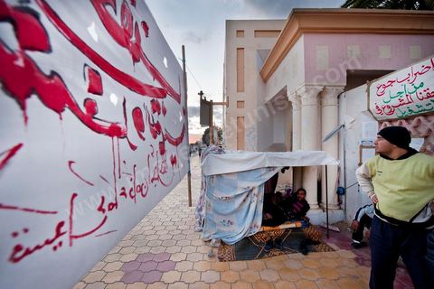devant le gouvernorat au centre ville de Sidi Bouzid, la contestation persiste, ici de chômeurs font un sitin depuis le début du mois