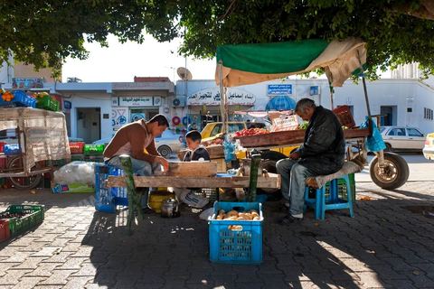 La rue principale de Sidi Bouzid avec des vendeurs ambulants de fruits et légumes qui ont investis depuis l'immolation de Mohamed Bouazizi, vendeur ambulant aussi, les rues de la ville de la révolution.