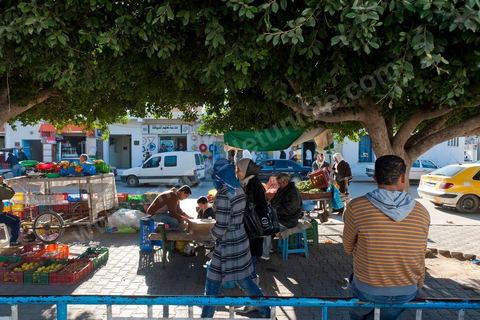 La rue principale de Sidi Bouzid avec des vendeurs ambulants de fruits et légumes qui ont investis depuis l'immolation de Mohamed Bouazizi, vendeur ambulant aussi, les rues de la ville de la révolution.