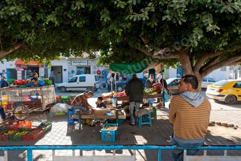 La rue principale de Sidi Bouzid avec des vendeurs ambulants de fruits et légumes qui ont investis depuis l'immolation de Mohamed Bouazizi, vendeur ambulant aussi, les rues de la ville de la révolution.