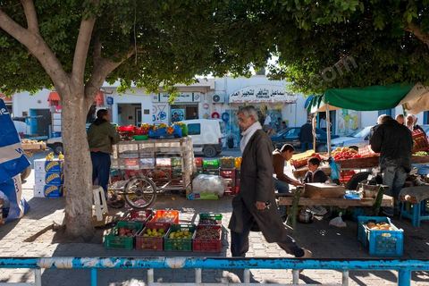 La rue principale de Sidi Bouzid avec des vendeurs ambulants de fruits et légumes qui ont investis depuis l'immolation de Mohamed Bouazizi, vendeur ambulant aussi, les rues de la ville de la révolution.