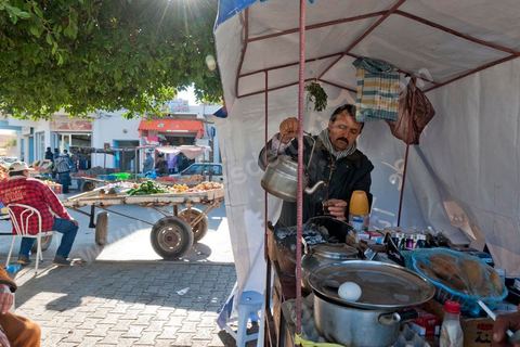 La rue principale de Sidi Bouzid avec des vendeurs ambulants de fruits et légumes qui ont investis depuis l'immolation de Mohamed Bouazizi, vendeur ambulant aussi, les rues de la ville de la révolution.