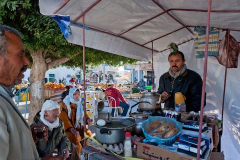 La rue principale de Sidi Bouzid avec des vendeurs ambulants de fruits et légumes qui ont investis depuis l'immolation de Mohamed Bouazizi, vendeur ambulant aussi, les rues de la ville de la révolution.