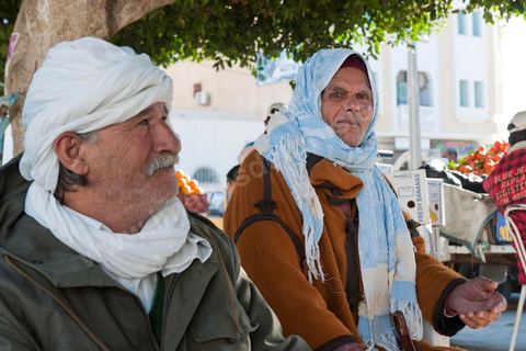 La rue principale de Sidi Bouzid avec des vendeurs ambulants de fruits et légumes qui ont investis depuis l'immolation de Mohamed Bouazizi, vendeur ambulant aussi, les rues de la ville de la révolution.