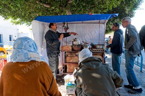 La rue principale de Sidi Bouzid avec des vendeurs ambulants de fruits et légumes qui ont investis depuis l'immolation de Mohamed Bouazizi, vendeur ambulant aussi, les rues de la ville de la révolution.
