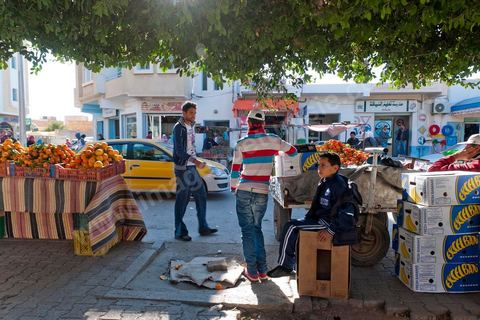 La rue principale de Sidi Bouzid avec des vendeurs ambulants de fruits et légumes qui ont investis depuis l'immolation de Mohamed Bouazizi, vendeur ambulant aussi, les rues de la ville de la révolution.