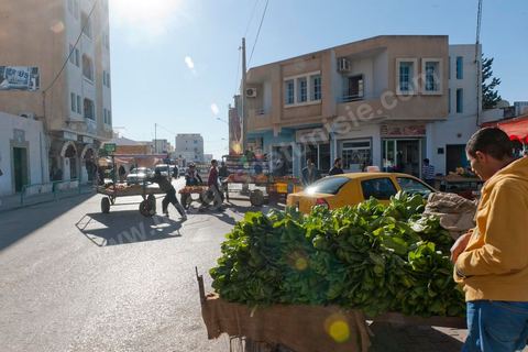 La rue principale de Sidi Bouzid avec des vendeurs ambulants de fruits et légumes qui ont investis depuis l'immolation de Mohamed Bouazizi, vendeur ambulant aussi, les rues de la ville de la révolution.