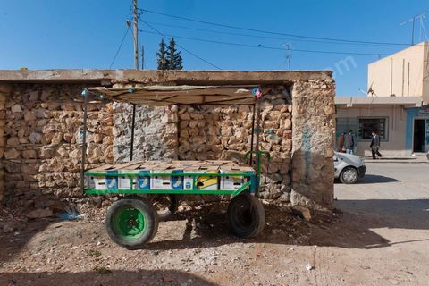 Ambiances dans les rues de Sidi Bouzid, boutiques de vêtemenst et marchés