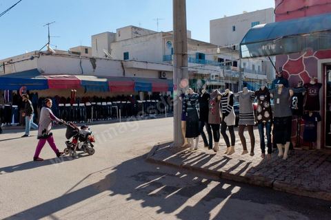 Ambiances dans les rues de Sidi Bouzid, boutiques de vêtemenst et marchés
