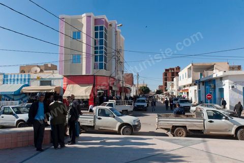 Ambiances dans les rues de Sidi Bouzid, boutiques de vêtemenst et marchés