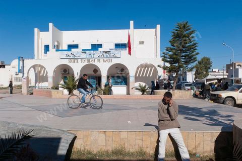 Ambiances dans les rues de Sidi Bouzid, boutiques de vêtemenst et marchés
