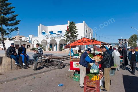 Ambiances dans les rues de Sidi Bouzid, boutiques de vêtemenst et marchés