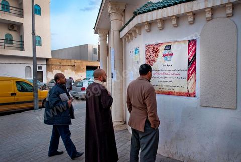 Sur les murs de la mosquée Rahma en centre ville de Sidi Bouzid, le courant politique salafiste de Hizb-Ut-Tahrir affiche en grand sa propoagnde islamiste, présente un peu partout sur les murs de la ville.
