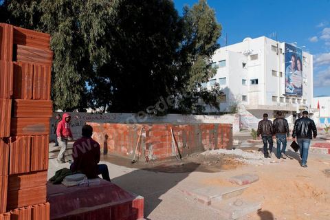Construction du socle qui doit accueillir pour le 17 décembre prochain la sculpture commémorative de l'immolation de Bouazizi et du début d ela révolution, la sculpture représentera une charrette d'où tomberont les chaises des dictateurs déchus du monde arabe.