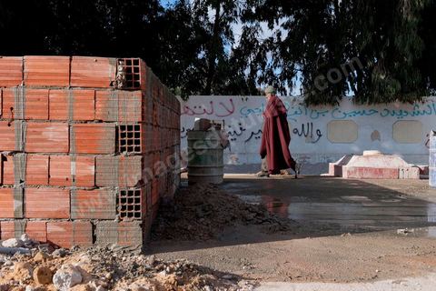 Construction du socle qui doit accueillir pour le 17 décembre prochain la sculpture commémorative de l'immolation de Bouazizi et du début d ela révolution, la sculpture représentera une charrette d'où tomberont les chaises des dictateurs déchus du monde arabe.
