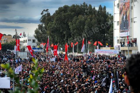 17 décembre 2011 à Sidi Bouzid, La foule des habitants de Sidi Bouzid et des tunisiens devant le gouvernorat, lieu de l'immolation de Bouazizi lors des commémorations du 1ère anniversaire du début de la Révolution marqué par l'immolation de Mohamed Bouazizi à Sidi Bouzid