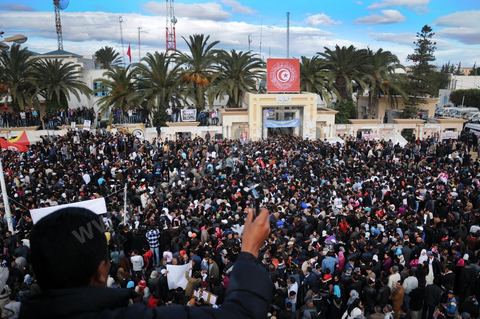 17 décembre 2011 à Sidi Bouzid, La foule des habitants de Sidi Bouzid et des tunisiens devant le gouvernorat, lieu de l'immolation de Bouazizi lors des commémorations du 1ère anniversaire du début de la Révolution marqué par l'immolation de Mohamed Bouazizi à Sidi Bouzid
