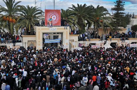 17 décembre 2011 à Sidi Bouzid, La foule des habitants de Sidi Bouzid et des tunisiens devant le gouvernorat, lieu de l'immolation de Bouazizi lors des commémorations du 1ère anniversaire du début de la Révolution marqué par l'immolation de Mohamed Bouazizi à Sidi Bouzid