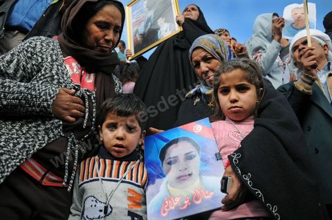 17 décembre 2011 à Sidi Bouzid, Famille de martyr venant de Regueb, ville située à 30 km de Sidi Bouzid, commémoration du 1ère anniversaire du début de la Révolution marqué par l'immolation de Mohamed Bouazizi à Sidi Bouzid