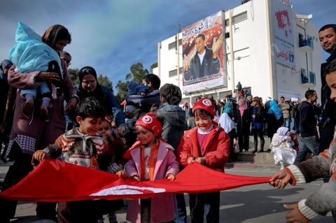 17 décembre 2011 à Sidi Bouzid, jeunes enfants avec leurs parenants au centre de Sidi Bouzid devant les grandes photos de Mohalmed Bouazizi lors de l commémoration du 1ère anniversaire du début de la Révolution marqué par l'immolation de Mohamed Bouazizi à Sidi Bouzid
