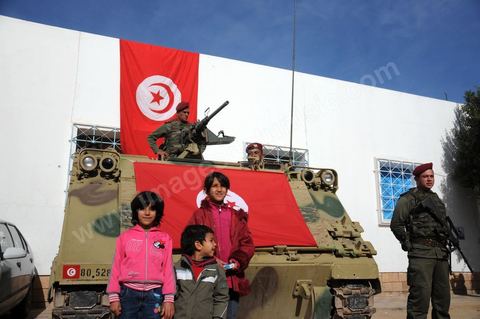 17 décembre 2011 à Sidi Bouzid, les militaires en faction se parent des couleurs tunisiennes à la commémoration du 1ère anniversaire du début de la Révolution marqué par l'immolation de Mohamed Bouazizi à Sidi Bouzid
