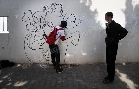 17 décembre 2011 à Sidi Bouzid, grafiti  sur les murs de Sidi Bouzid lors de la commémoration du 1ère anniversaire du début de la Révolution marqué par l'immolation de Mohamed Bouazizi à Sidi Bouzid
