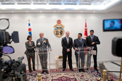 5 janvier : Rencontre entre M. Rafik Abdessalem, Ministre tunisien  des Affaires Etrangères et M. Alain Juppé, Ministre français des Affaires Etrangères lors de la Visite de M. Alain Juppé en Tunisie, 1ère visite offcieille occidentale depuis la mise en place du nouveau gouvernement tunisien issu des élections du 23 octobre.