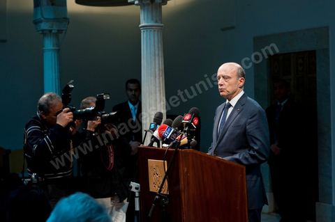 6 janvier 2012 : Conférence de presse de M. Alain Juppé au 2ème jour d ela visite de Alain Juppé, Ministre des Affaires Etrangères français, à Tunis consacré à la société civile, économique et culturelle.