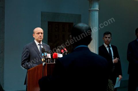 6 janvier 2012 : Conférence de presse de M. Alain Juppé au 2ème jour d ela visite de Alain Juppé, Ministre des Affaires Etrangères français, à Tunis consacré à la société civile, économique et culturelle.