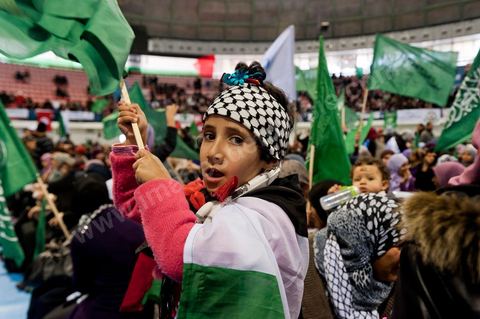 Grand meeting à la coupole d'El Menzah oragnisé par le parti islamiste au pouvoir Ennahdha pour la visite de Ismail Haniyeh, chef du Hamas et chef du gouvernement palestinien à Gaza. "Le sursaut des peuples arabes nous a incité à faire preuve d'un surcroit de militantisme pour libérer Al-Qods" déclae Haniyeh devant une foule immense. Suite à cette visite le gouvernement tunisien a accepté que le Hamas installe ses bureaux à Tunis si la situation en Syrie continue à se détériorer. 