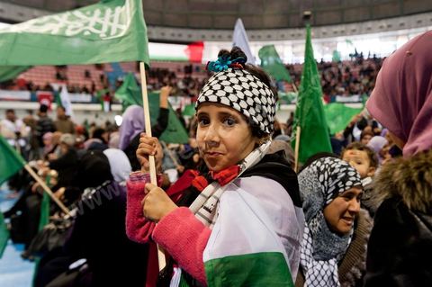 Grand meeting à la coupole d'El Menzah oragnisé par le parti islamiste au pouvoir Ennahdha pour la visite de Ismail Haniyeh, chef du Hamas et chef du gouvernement palestinien à Gaza. "Le sursaut des peuples arabes nous a incité à faire preuve d'un surcroit de militantisme pour libérer Al-Qods" déclae Haniyeh devant une foule immense. Suite à cette visite le gouvernement tunisien a accepté que le Hamas installe ses bureaux à Tunis si la situation en Syrie continue à se détériorer. 