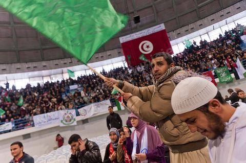 Grand meeting à la coupole d'El Menzah oragnisé par le parti islamiste au pouvoir Ennahdha pour la visite de Ismail Haniyeh, chef du Hamas et chef du gouvernement palestinien à Gaza. "Le sursaut des peuples arabes nous a incité à faire preuve d'un surcroit de militantisme pour libérer Al-Qods" déclae Haniyeh devant une foule immense. Suite à cette visite le gouvernement tunisien a accepté que le Hamas installe ses bureaux à Tunis si la situation en Syrie continue à se détériorer. 