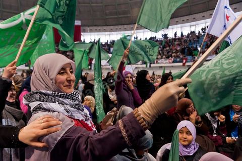 Grand meeting à la coupole d'El Menzah oragnisé par le parti islamiste au pouvoir Ennahdha pour la visite de Ismail Haniyeh, chef du Hamas et chef du gouvernement palestinien à Gaza. "Le sursaut des peuples arabes nous a incité à faire preuve d'un surcroit de militantisme pour libérer Al-Qods" déclae Haniyeh devant une foule immense. Suite à cette visite le gouvernement tunisien a accepté que le Hamas installe ses bureaux à Tunis si la situation en Syrie continue à se détériorer. 