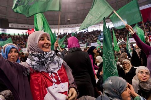 Grand meeting à la coupole d'El Menzah oragnisé par le parti islamiste au pouvoir Ennahdha pour la visite de Ismail Haniyeh, chef du Hamas et chef du gouvernement palestinien à Gaza. "Le sursaut des peuples arabes nous a incité à faire preuve d'un surcroit de militantisme pour libérer Al-Qods" déclae Haniyeh devant une foule immense. Suite à cette visite le gouvernement tunisien a accepté que le Hamas installe ses bureaux à Tunis si la situation en Syrie continue à se détériorer. 