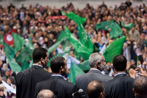 Grand meeting à la coupole d'El Menzah oragnisé par le parti islamiste au pouvoir Ennahdha pour la visite de Ismail Haniyeh, chef du Hamas et chef du gouvernement palestinien à Gaza. "Le sursaut des peuples arabes nous a incité à faire preuve d'un surcroit de militantisme pour libérer Al-Qods" déclae Haniyeh devant une foule immense. Suite à cette visite le gouvernement tunisien a accepté que le Hamas installe ses bureaux à Tunis si la situation en Syrie continue à se détériorer. 