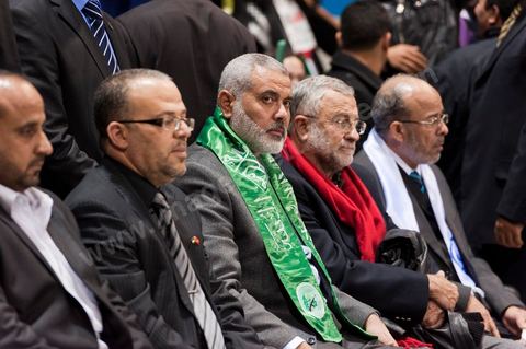 Grand meeting à la coupole d'El Menzah oragnisé par le parti islamiste au pouvoir Ennahdha pour la visite de Ismail Haniyeh, chef du Hamas et chef du gouvernement palestinien à Gaza. "Le sursaut des peuples arabes nous a incité à faire preuve d'un surcroit de militantisme pour libérer Al-Qods" déclae Haniyeh devant une foule immense. Suite à cette visite le gouvernement tunisien a accepté que le Hamas installe ses bureaux à Tunis si la situation en Syrie continue à se détériorer. 
