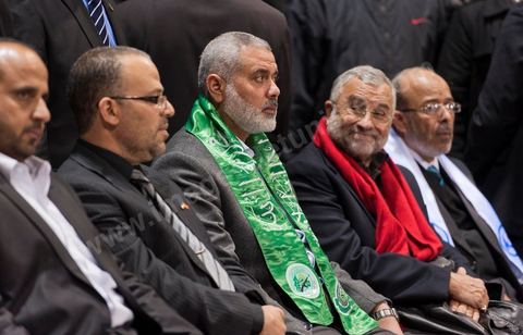 Grand meeting à la coupole d'El Menzah oragnisé par le parti islamiste au pouvoir Ennahdha pour la visite de Ismail Haniyeh, chef du Hamas et chef du gouvernement palestinien à Gaza. "Le sursaut des peuples arabes nous a incité à faire preuve d'un surcroit de militantisme pour libérer Al-Qods" déclae Haniyeh devant une foule immense. Suite à cette visite le gouvernement tunisien a accepté que le Hamas installe ses bureaux à Tunis si la situation en Syrie continue à se détériorer. 